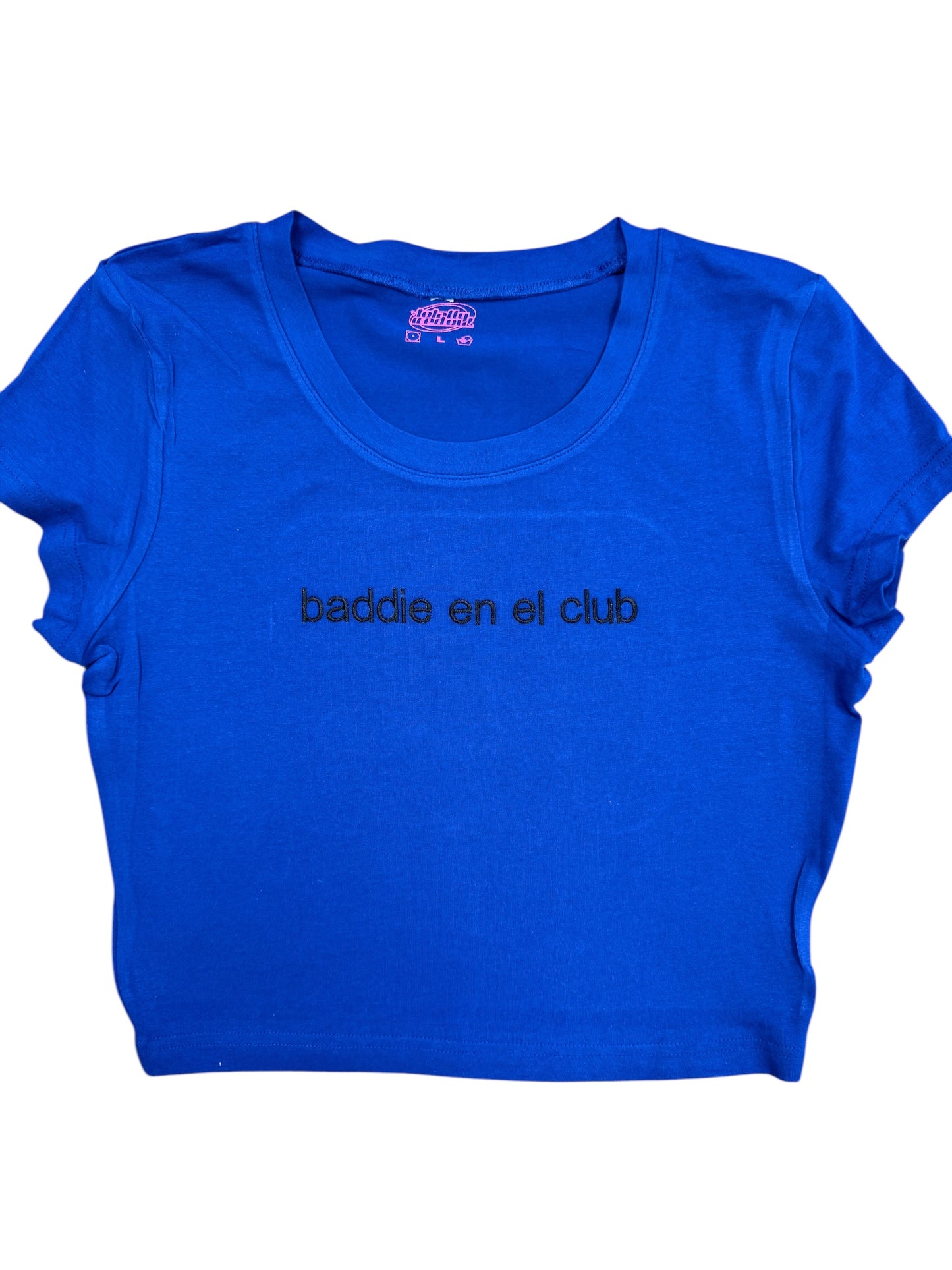 a blue shirt that says baddie en el club