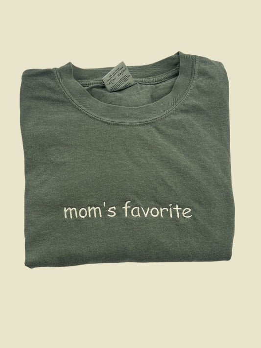 a t - shirt that says mom&#39;s favorite