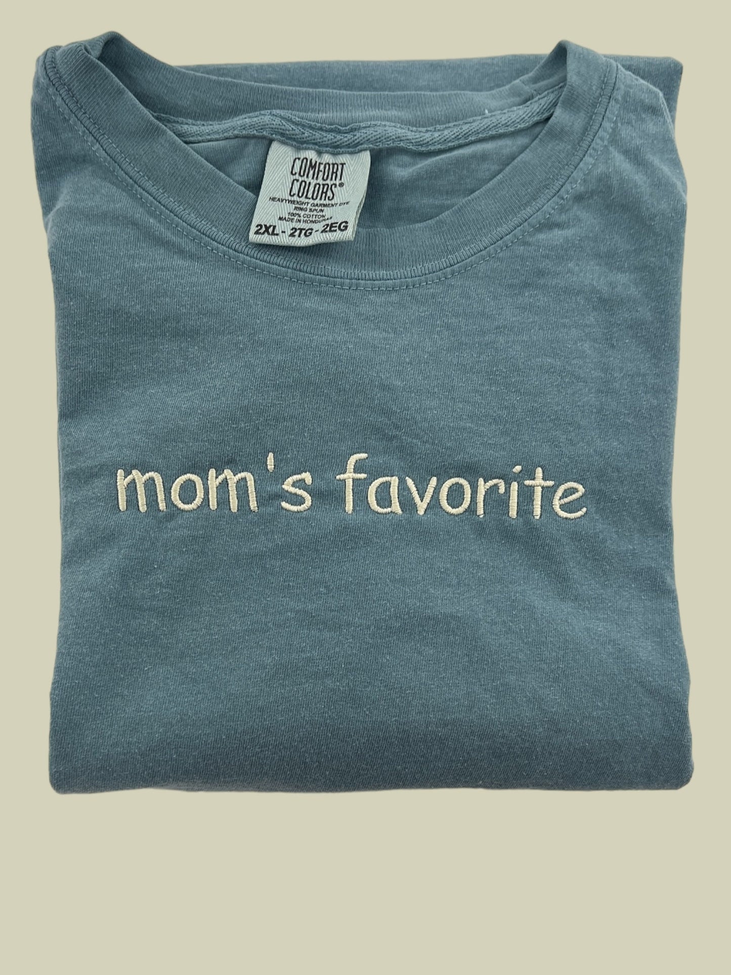 a t - shirt with the words mom&#39;s favorite on it