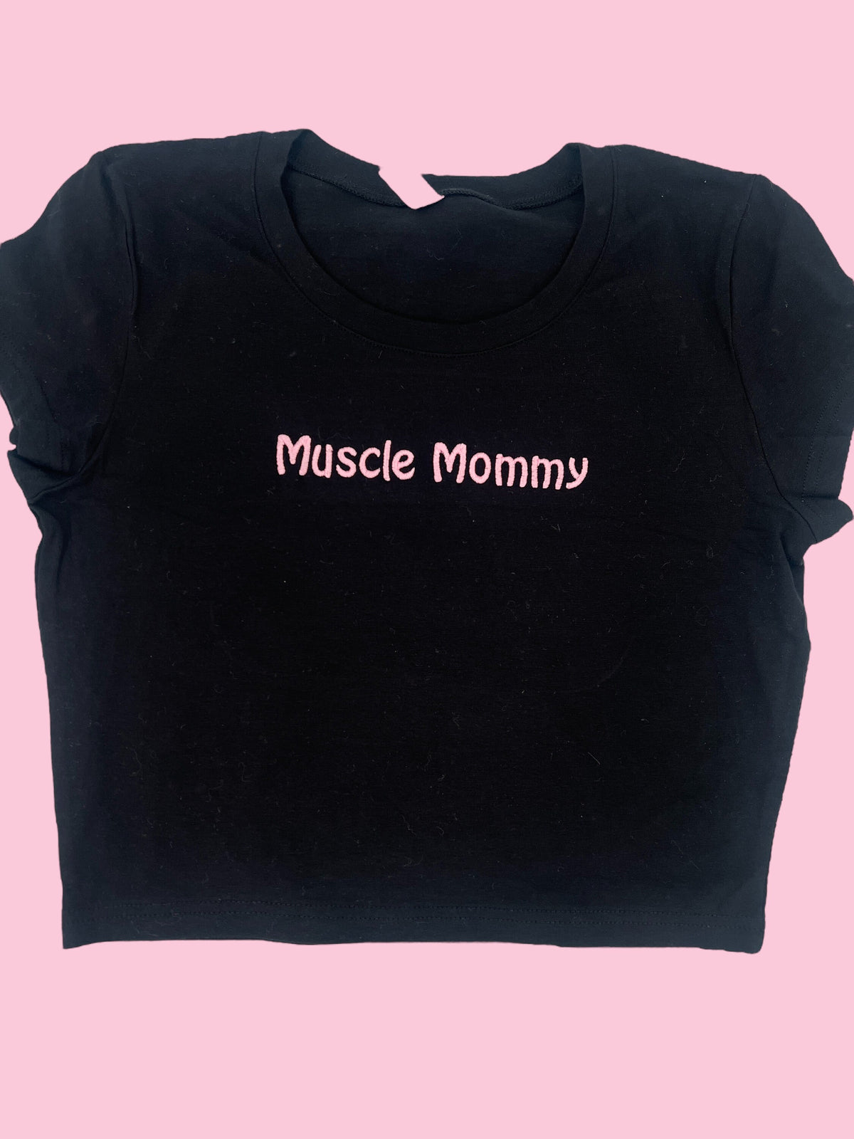 a black shirt with the words muscle mommy printed on it
